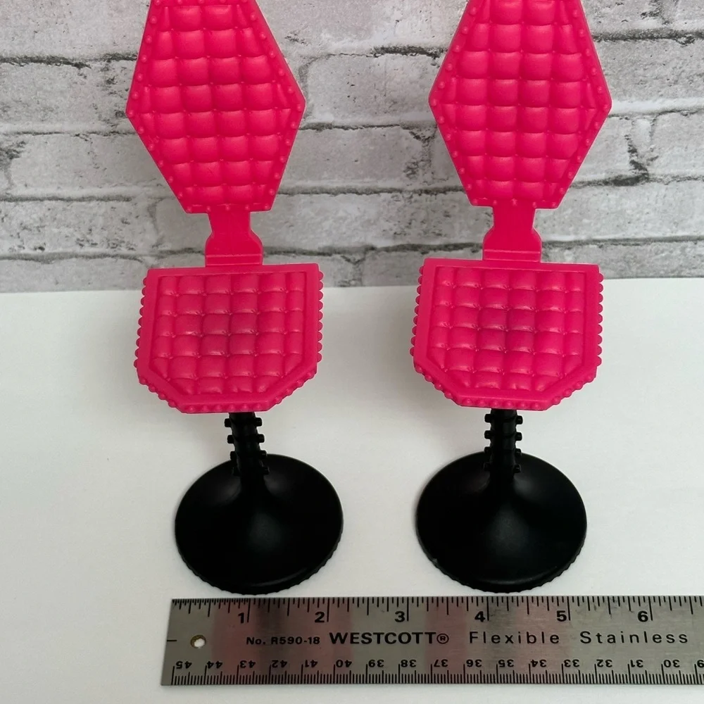 Monster High Deluxe Skeleton High Back Pedestal Chair Stool Pink Black